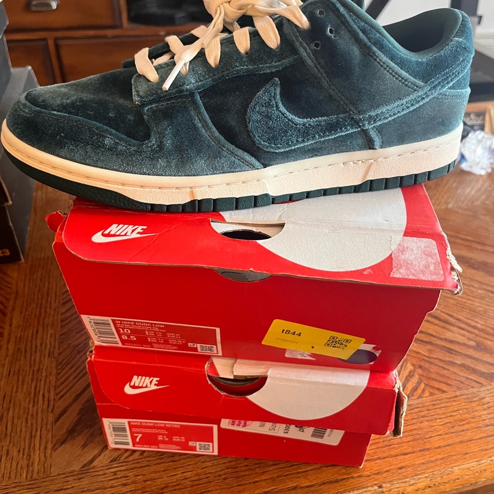 Women’s Nike Dunk Low Velvet sz 10 DS (men 8.5)